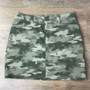 Eddie Bauer Women’s Green Camo Skirt, size 6